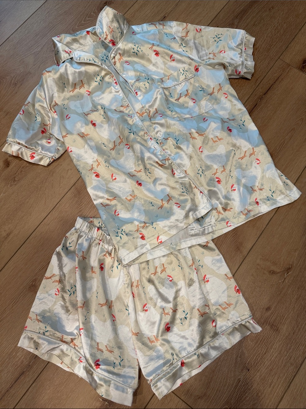 Silk-Feel Short Pajama Set in Ivory with chicken  Print